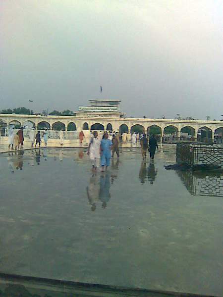 8August2010. Chehlum Of Shohda Bomb Blast At Data Darbar Lahore 0012.jpg